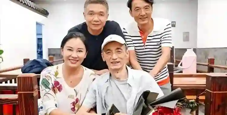 国家一级演员分居15年不离婚，轮椅丈夫默默承受，儿子也成演员