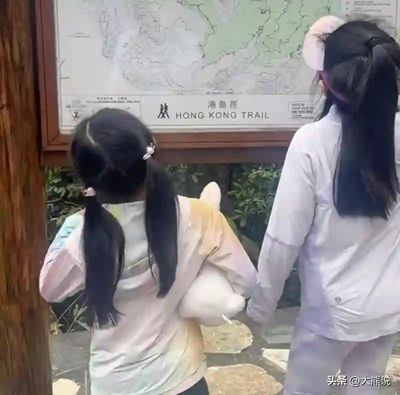 郭晶晶儿子罕见露脸，被夸外国帅哥范儿，跟妹妹三人共用一张脸