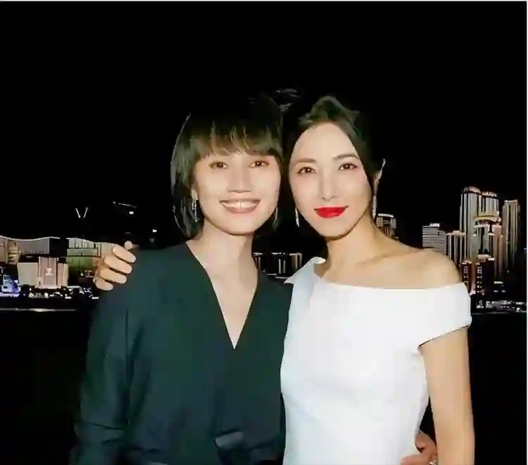 曾黎机场落泪！曾靠美貌“征服”众人,如今为何上演“苦肉计”