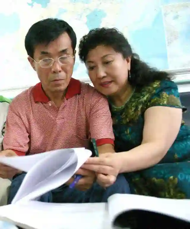 76岁何庆魁被儿子直播“背刺”：他嫖不动了，每个月给1万块够花