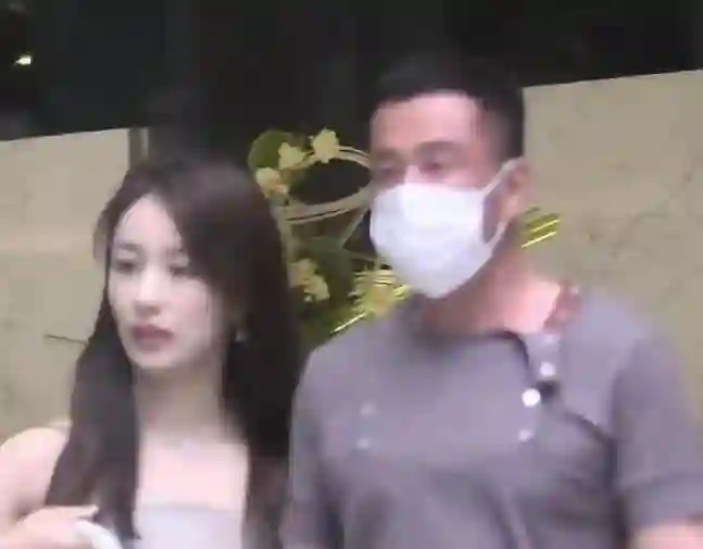 52岁杨坤新恋情曝光，和美女手拉手回酒店，女友看着比他小20多岁