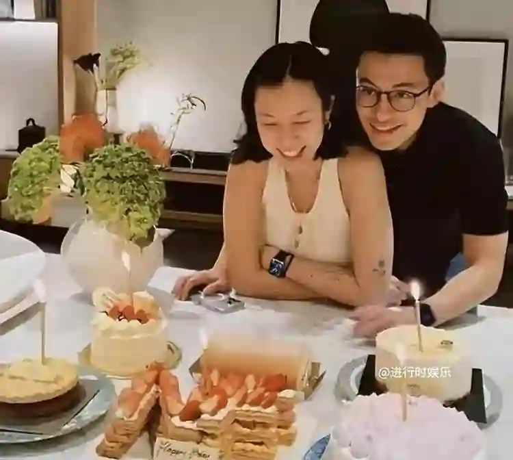 霍启刚弟弟订婚！未婚妻拿一堆红包笑开花，霍家三兄弟剩一人未婚