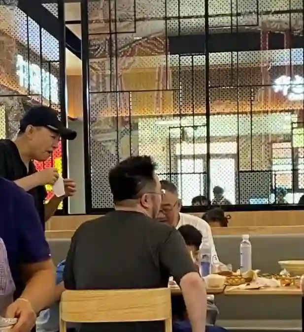 宋丹丹一家在阿那亚度假，老伴需要喂饭，带娃和普通人没区别