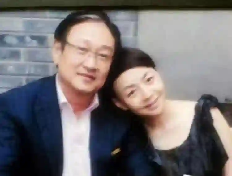 宋丹丹儿媳妇现状：整天烟不离手，和巴图相处像母子，俩孩超像他
