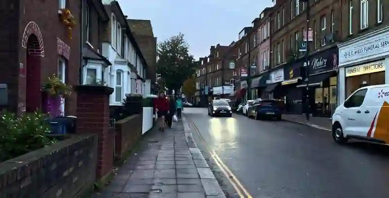 英国偶遇蒋雯丽，眼神衰败身材消瘦，曾经女神为何如此改变？
