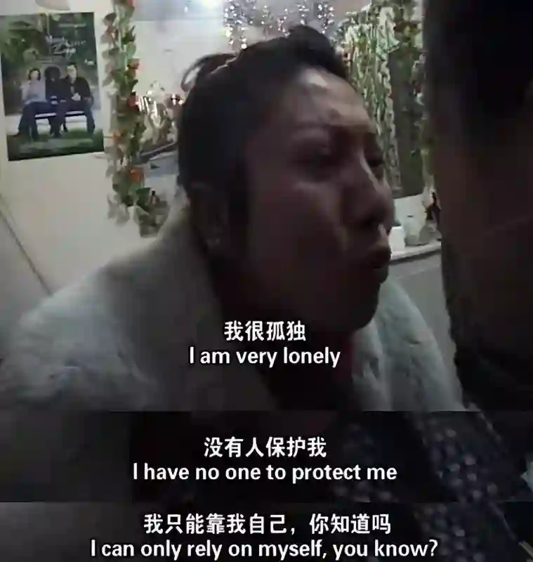 17岁被性侵，34岁成老鸨，49岁嫁名导，她凭什么一手烂牌打成王炸