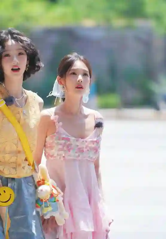 李一桐粉色吊带搭配蓝色发带亮相！甜度超标演绎夏日元气少女