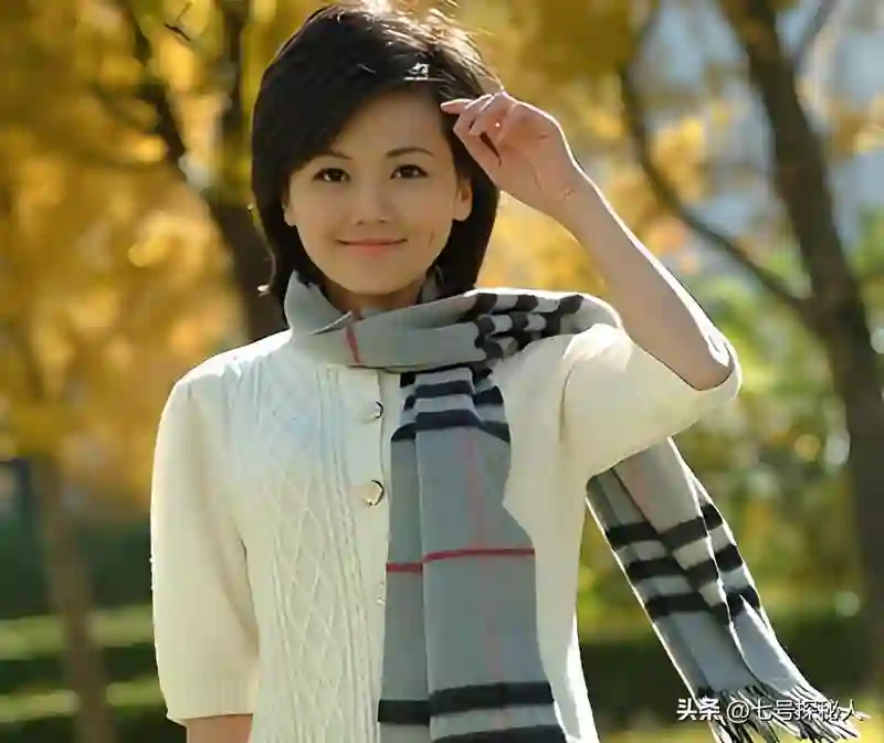至今未嫁的4位央视女主持，个个情史干净，最大52岁最小35岁