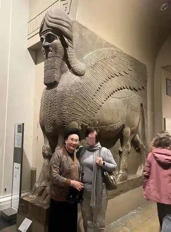 57岁伊能静英国被偶遇！五一带婆婆女儿度假，素颜皮肤好未见秦昊