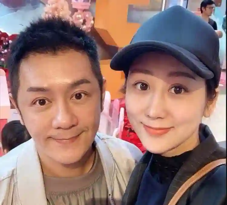 恭喜！香港知名男星妻子被曝怀第五胎，当众拉低裤头露出雪白肚皮