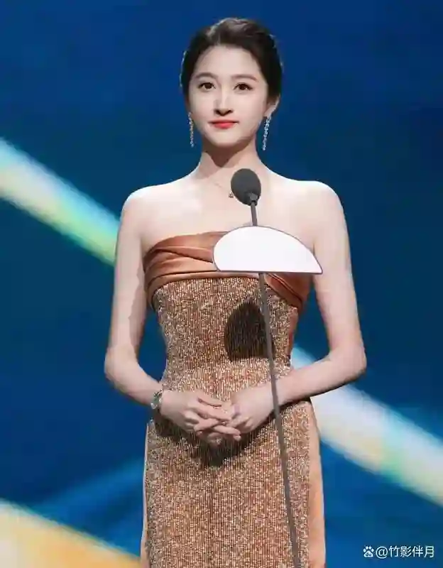 鹿晗关晓彤未分手！女方颁奖礼现鹿晗旧照，男方疑秀手机屏保合影