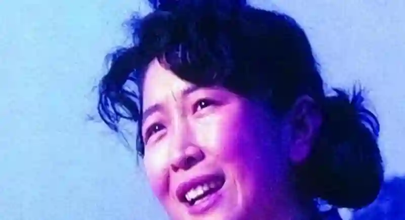 历经三十五载，73岁唐国强终于迎来报应，原配孙涛得以安息