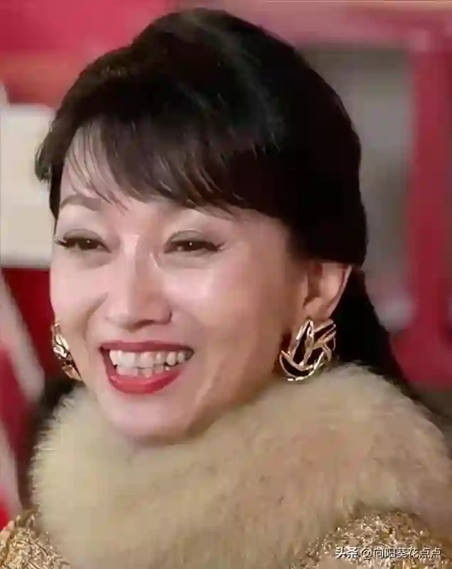 赵雅芝笑起来假牙假发太明显，<em>已经</em>72岁了，但是这五官还是挺耐看