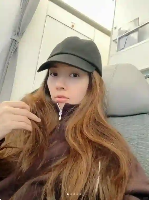 郭碧婷独自过节晒自拍！买小矿石捏捏玩具送女儿，不换美甲好节俭
