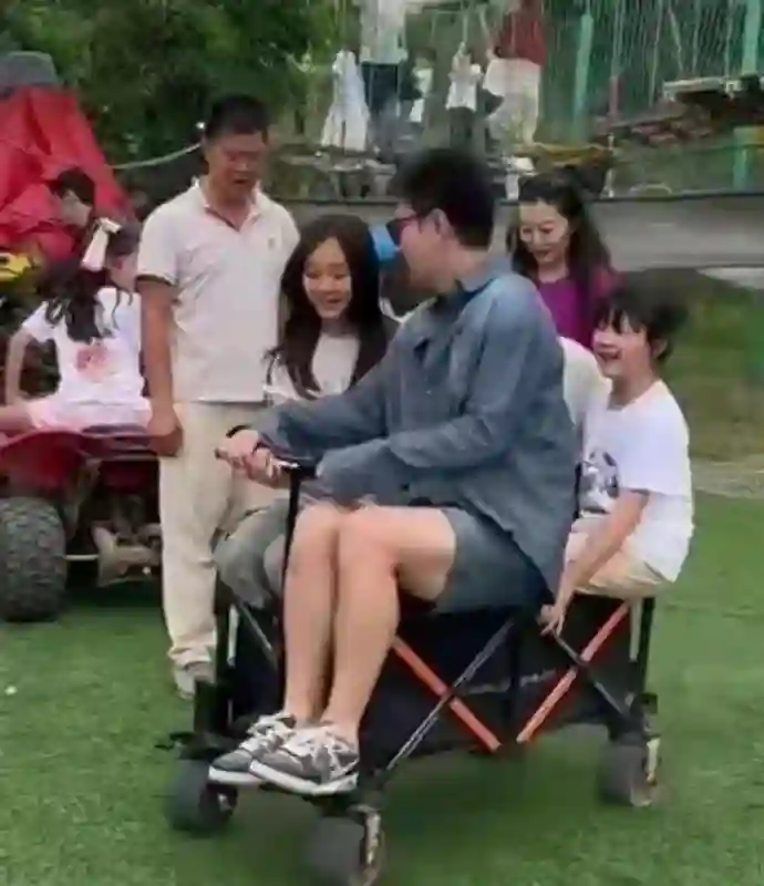 贾乃亮李小璐离婚后首合体引热议：避嫌不避责，女儿成最大赢家