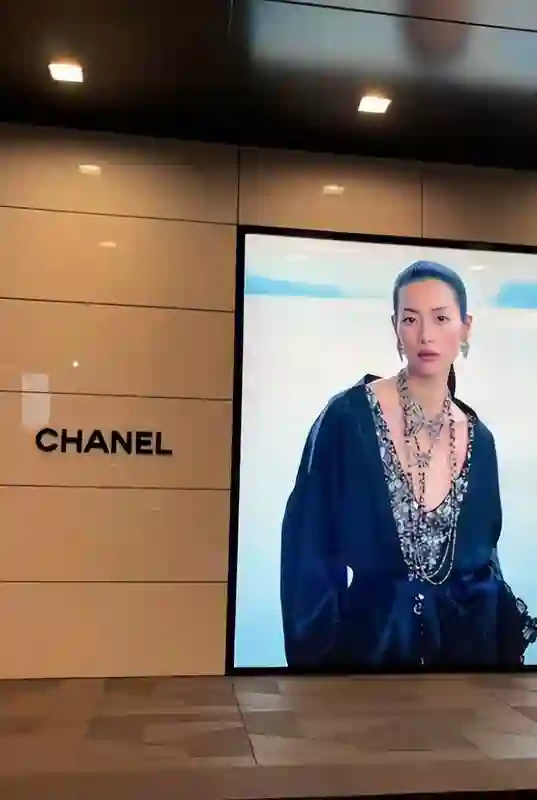 刘雯和井柏然已领证结婚？逛街恩爱甜蜜，女方事业越来越好！