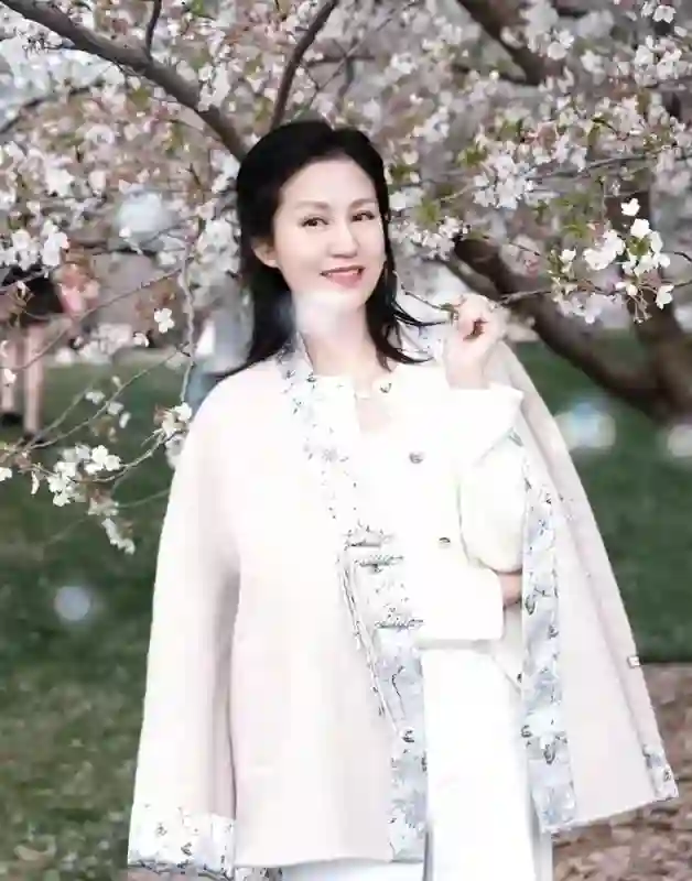 陆毅妻子鲍蕾晒樱花合影，母女花迷人，网友赞叹比李湘女儿清纯