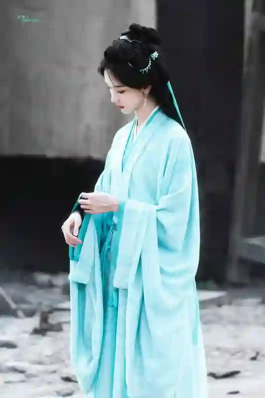 陈都灵蓝绿色古装造型美出圈！两缕秀发衬得温婉似画中人