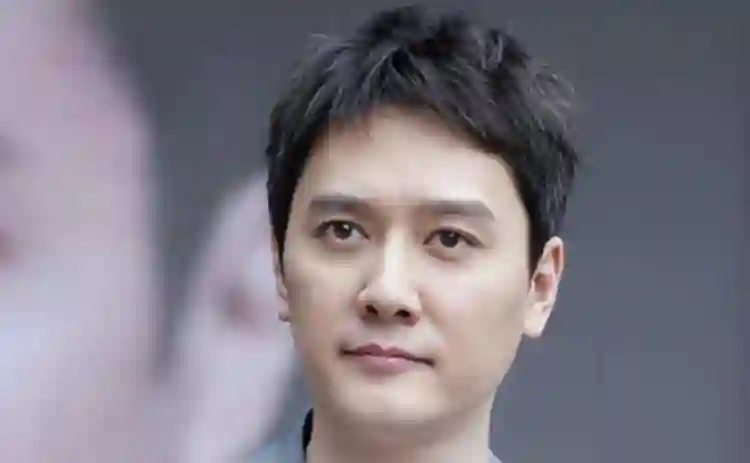 赵丽颖新欢被曝负面引争议，冯绍峰评论区炸锅