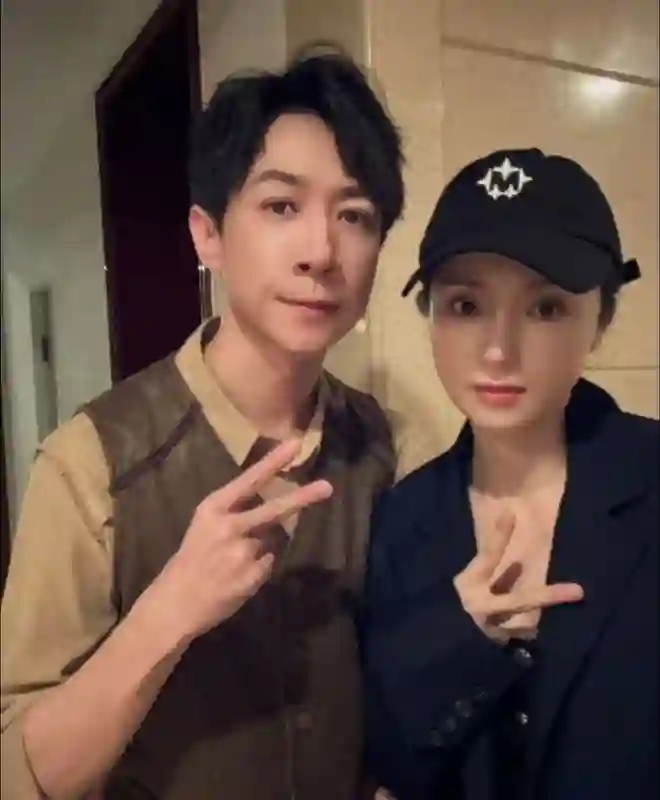 董璇婚宴敬酒照曝光，两套礼服不含糊，伴娘佟丽娅微表情引热议