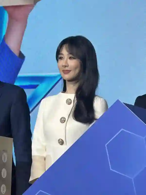 33岁杨紫爆瘦后大变样！穿白色长裙满脸胶原蛋白，简直美到要命！