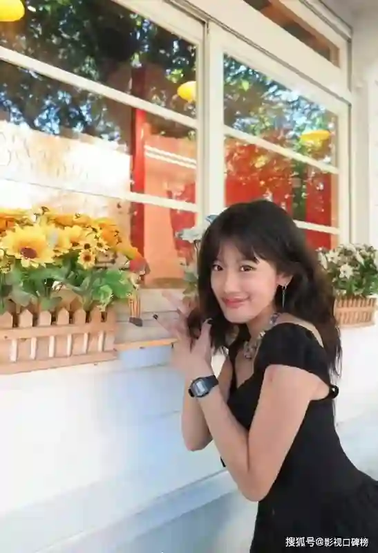 贾静雯女儿晒出美照，梧桐妹摘掉鼻环把头发染黑，素颜神似后爸
