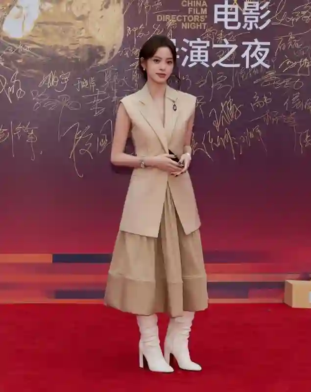 中国电影导演之夜：宋佳满分贵气，刘雨昕造型怪，周笔畅你穿的啥