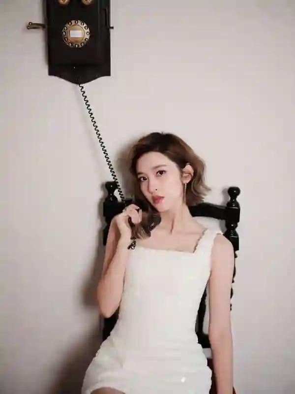 唐艺昕35岁颜值身材双在线，白包臀短裙秀美腿状态超好