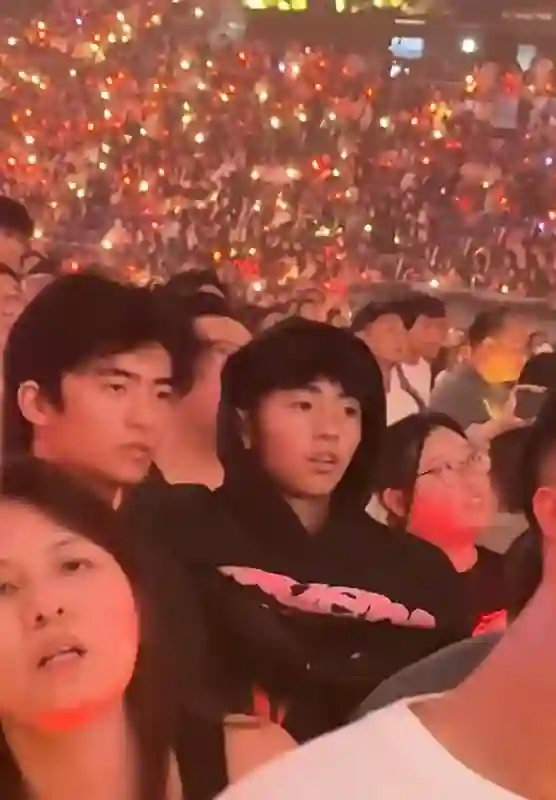 太尴尬了！谢霆锋把包厢给了王菲，俩儿却站着，次子全程宕机发呆