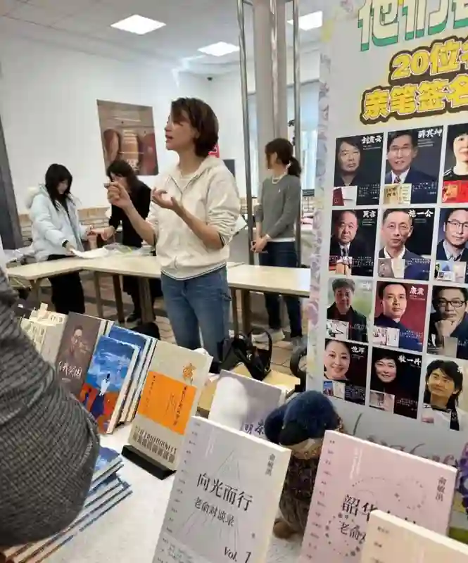 董卿素颜现身国际学校义卖！50 + 冻龄女神带娃摆摊