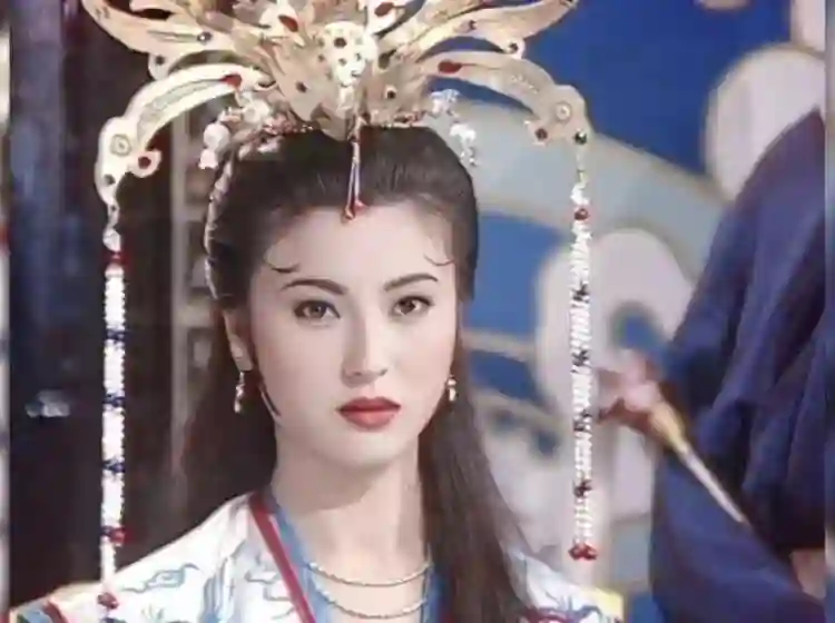 53岁蔡晓仪退圈20年宣布复出，身材微胖仍自信，称保养得宜像30岁