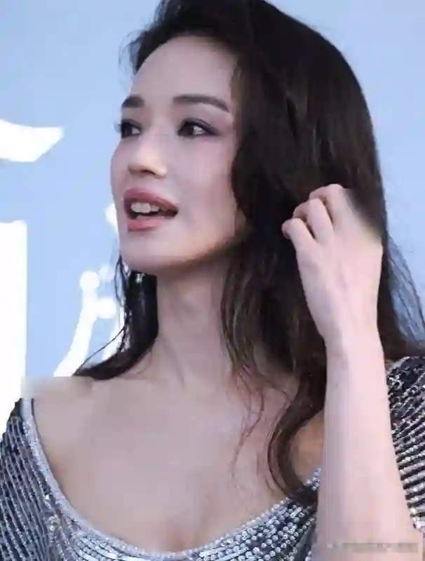 澳门这一天，舒淇深V领，刘嘉玲裸背装，却被胡杏儿的露腰装艳压
