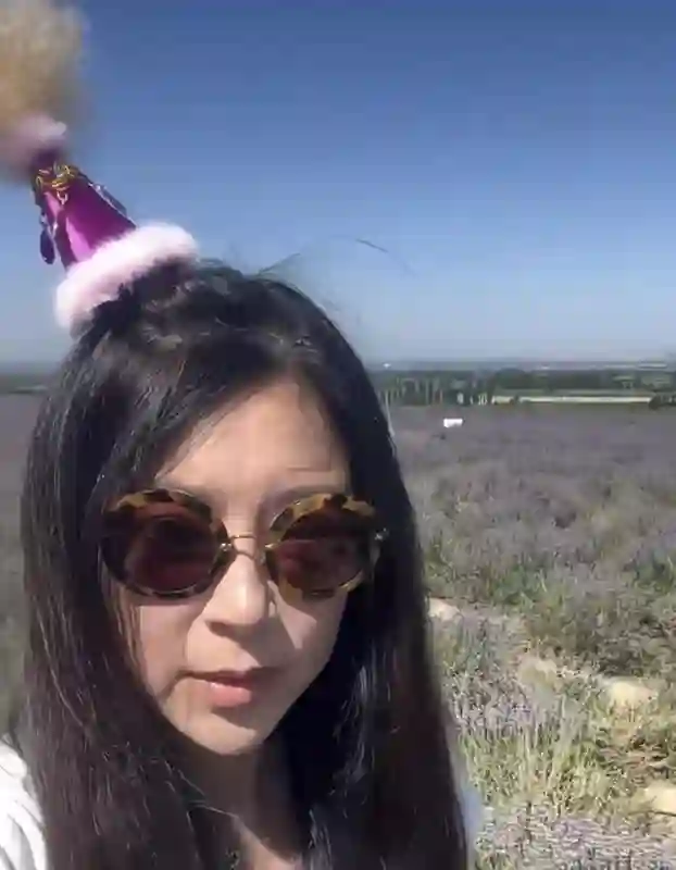 “最美郭芙”晒新疆旅行照！尖下巴引关注，因前夫锒铛入狱而离婚