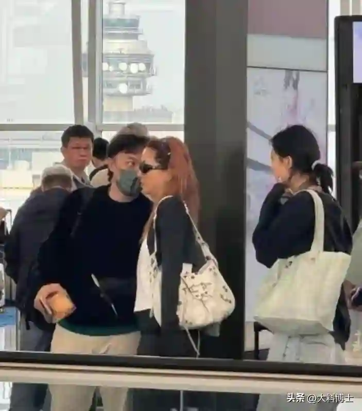 陈奕迅20岁女儿罕见露面，身高超过父亲，很漂亮跟妈妈年轻时很像