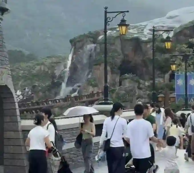奚梦瑶何猷君带娃过六一！全家打扮低调游港迪，6岁儿子身高优越