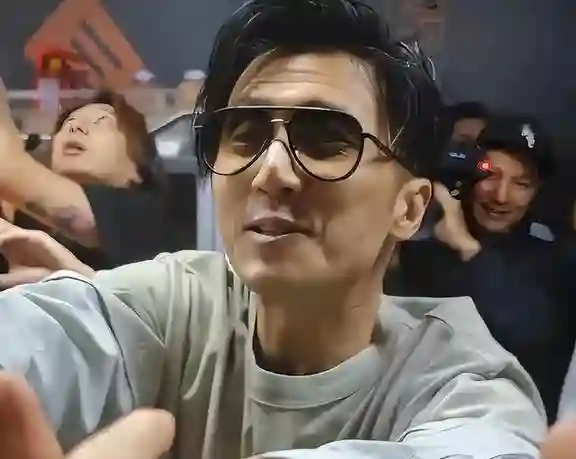 无滤镜大变样，许晴满脸沟壑，海清头发不多，谢霆锋像个小老头