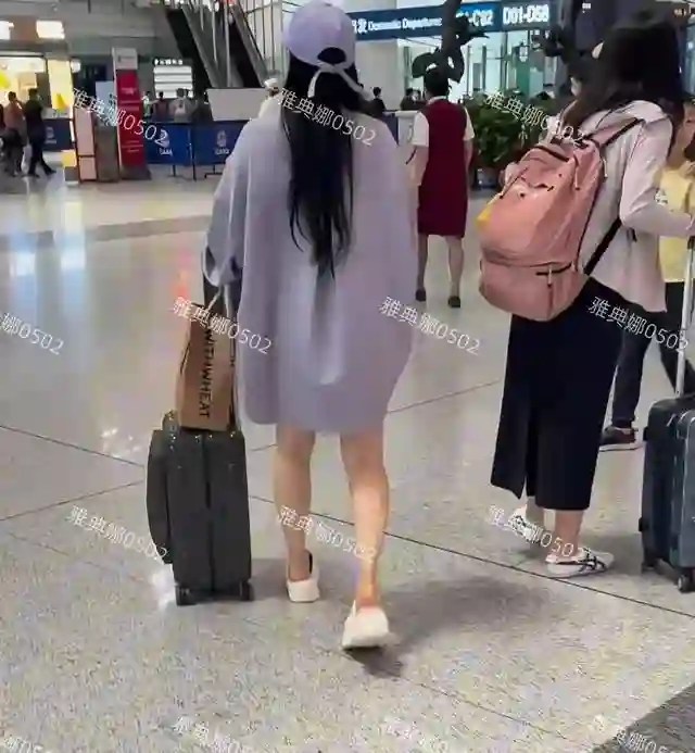 钟丽缇送二女儿参加夏令营，值机时千叮万嘱，明星跟普通妈妈一样