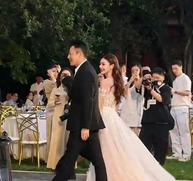 作妖的她，不该来的他，和“消失”的他们，成为汪小菲婚礼上的劫