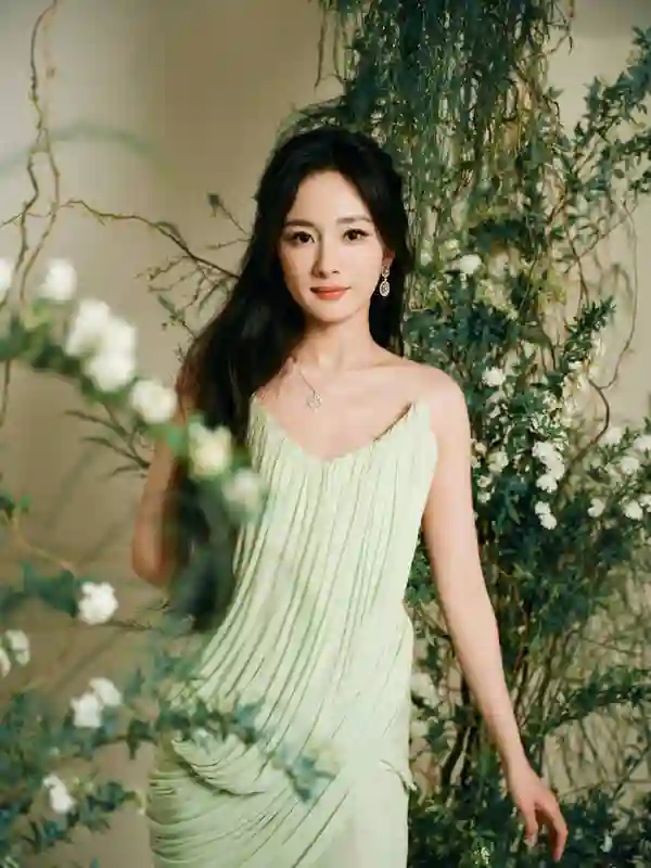杨幂嫩绿开衩裙造型惊艳，化身森林精灵秀出迷人美腿