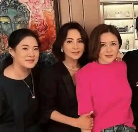 62岁关之琳和58岁刘嘉玲罕见同框，穿一身卡通毛衣很减龄，刘嘉玲一身皮衣又美又飒！