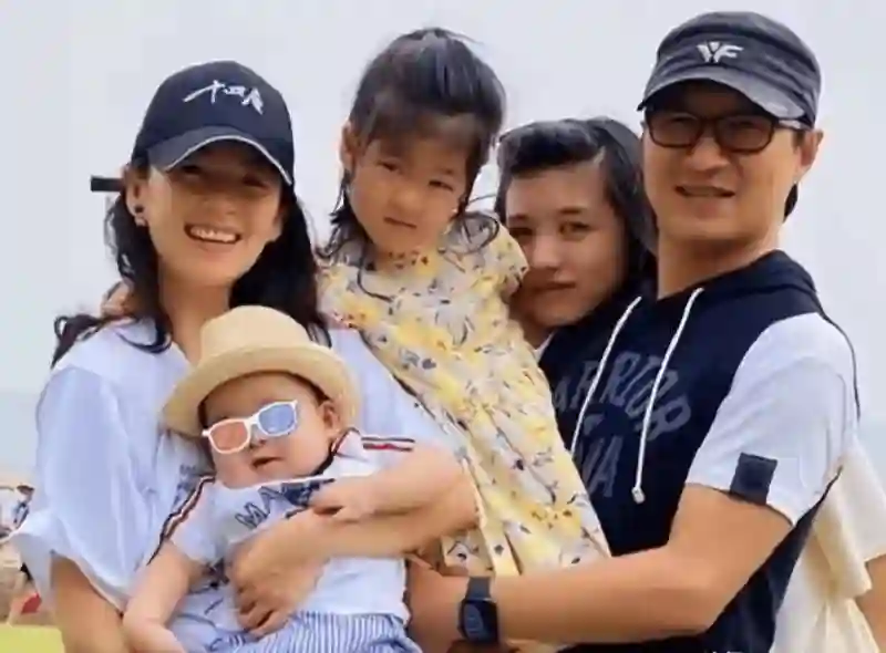 章子怡腿伤接娃放学，汪峰带三子看话剧，离婚后各自生活愉快