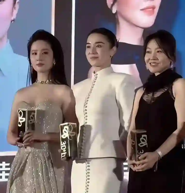 白玉兰风波升级，“一言不发”的刘亦菲，终于不再顾忌所谓的体面