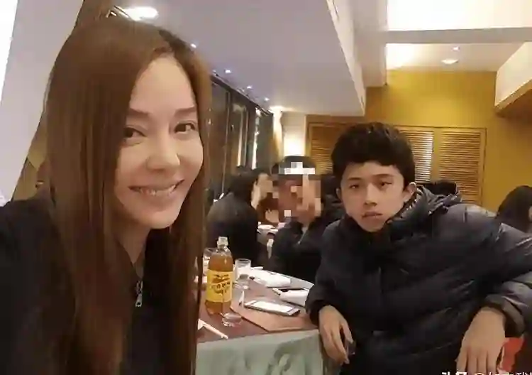 曾脚踢蓝洁瑛，暴打王耀庆，称打谁谁红，某“天后”的狗血人生