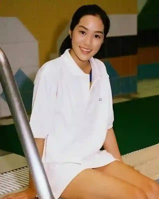 她14岁就长得“倾国倾城”，被富豪花8亿娶回家，8年生下4个娃娃