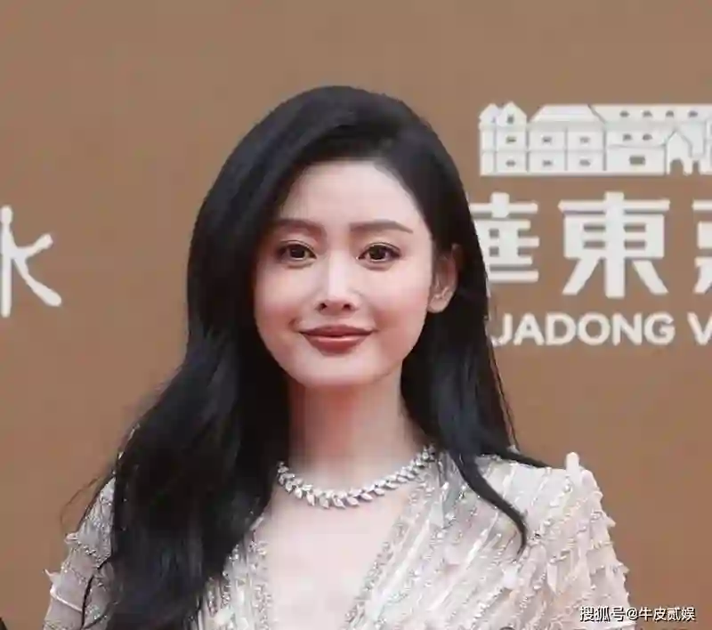妈呀，华表奖红毯女星生图太真实，一个个像是吃了防腐剂似的