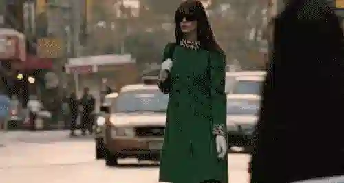 还记得安妮海瑟薇吗，小儿子撞脸《小鬼当家》男主？