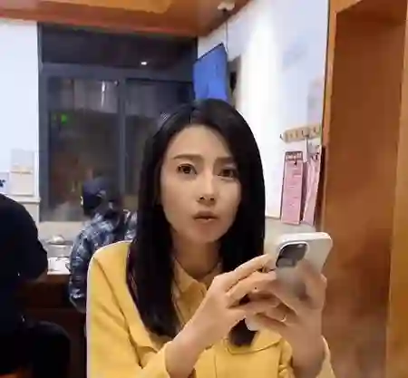 45岁高圆圆重庆吃串串香，穿黄色小香外套仍仙气飘飘，女神颜值太能打！