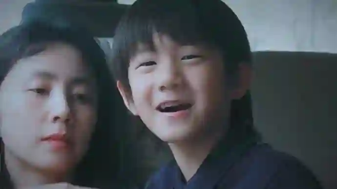 黄磊孙莉带全家逛西湖：多妹颜值不亚于多多，8岁小儿子撞脸李现