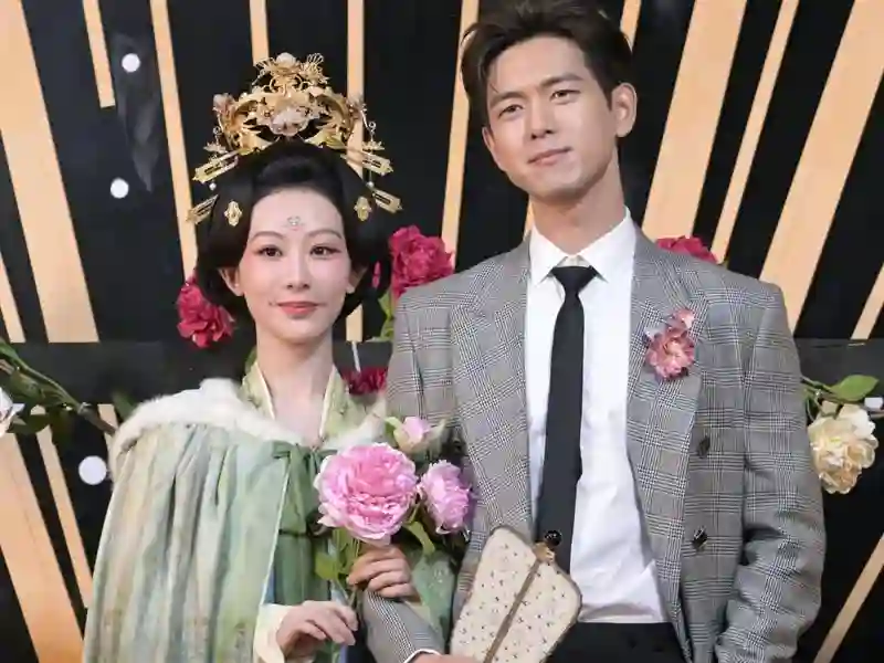杨紫又翻车了，私下路透照片脸部僵硬垮脸老态，网友直呼撞脸蔡明