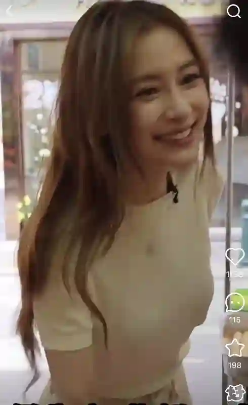 36岁杨颖去澳门吃蛋挞，穿米白色套装像少女，治好了我的年龄焦虑